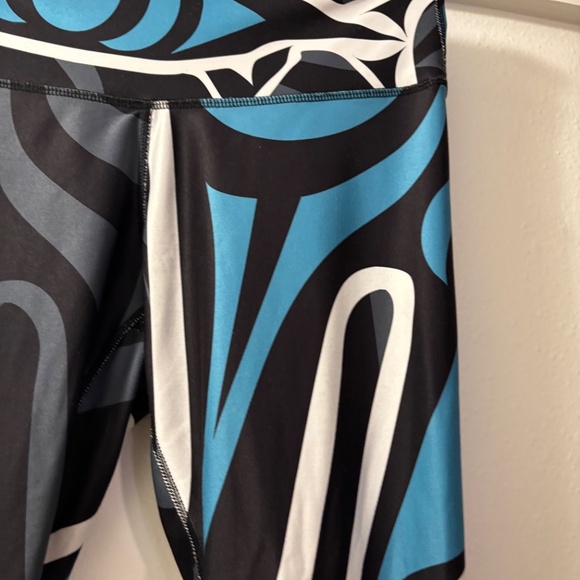NoMiNoU Activewear leggings with artist design print size S - Canada made - Picture 8 of 15